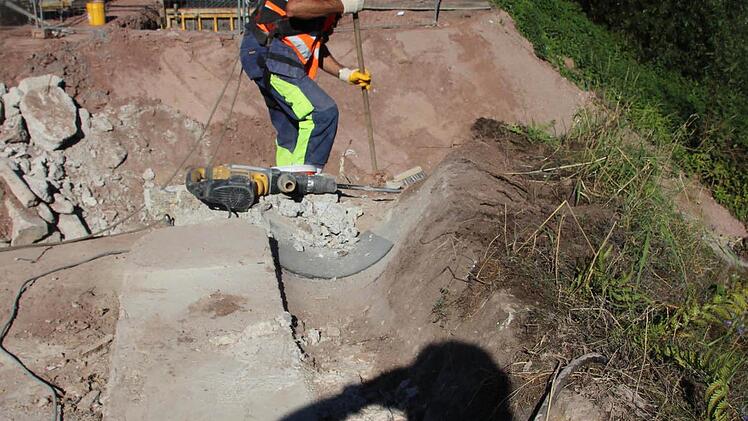 Die auf dem Gewölbe arbeitenden Männer sind angeseilt.  Foto: Friedwald Schedel