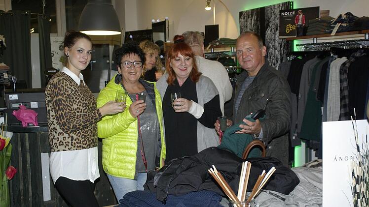 Beim Weinplausch  einen neuen Pullover kaufen. Foto: Winfried Ehling