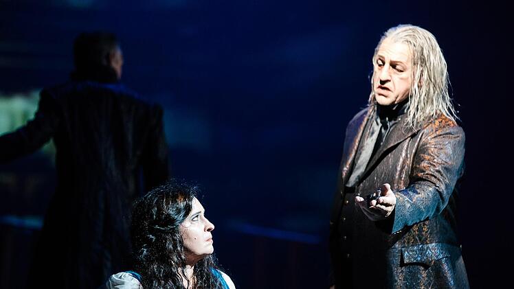 Die Neuinszenierung von Puccinis Oper "Tosca" eröffnete den Premieren-Reigen am Landestheater Coburg. In der Titelpartie: Celeste Siciliano. Den Scarpia verkörpert Michael Lion.Foto: Sebastian Buff