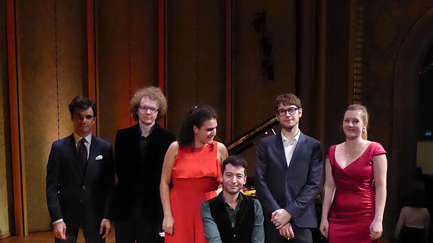 Der 27-j&auml;hrige Emre Yavuz (sitzend) ist der Gewinner des 15. Kissinger KlavierOlymps. Er setzte sich gegen (von links) Jean Paul Gasparian, Sergei Redkin (2. Platz), Kiveli D&ouml;rken, Viktor Soos (3. Platz) und Luisa Imorde (Publikumspreis) durch. Foto: Gerhild Ahnert