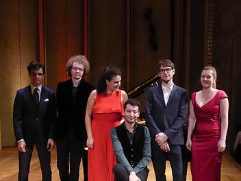 Der 27-jährige Emre Yavuz (sitzend) ist der Gewinner des 15. Kissinger KlavierOlymps. Er setzte sich gegen (von links) Jean Paul Gasparian, Sergei Redkin (2. Platz), Kiveli Dörken, Viktor Soos (3. Platz) und Luisa Imorde (Publikumspreis) durch. Foto: Gerhild Ahnert