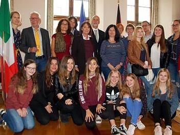 Oberb&uuml;rgermeister Kay Blankenburg (Mitte) empfing mit Vertretern des Stadtrates, des St&auml;dtepartnerschaftskomitees und der Gastschulen die Sch&uuml;ler und Lehrer aus dem italienischen Massa Friederike Grell