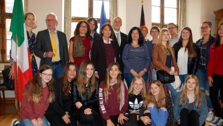 Oberb&uuml;rgermeister Kay Blankenburg (Mitte) empfing mit Vertretern des Stadtrates, des St&auml;dtepartnerschaftskomitees und der Gastschulen die Sch&uuml;ler und Lehrer aus dem italienischen Massa Friederike Grell