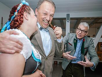 Die Rollen erarbeitet Regisseur Daniel Leistner (rechts) zusammen mit seinen Darstellern (hier Julia Knauer und Rainer Gräbner) derzeit noch in Privaträumen. Foto: Marian Hamacher