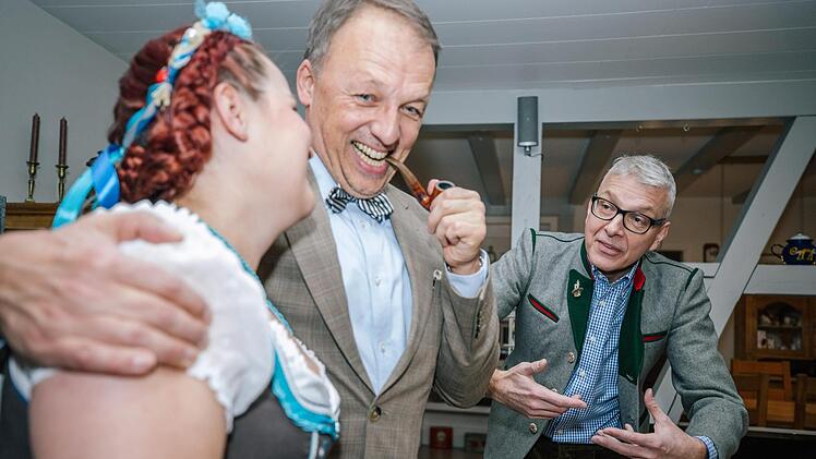 Die Rollen erarbeitet Regisseur Daniel Leistner (rechts) zusammen mit seinen Darstellern (hier Julia Knauer und Rainer Gräbner) derzeit noch in Privaträumen. Foto: Marian Hamacher