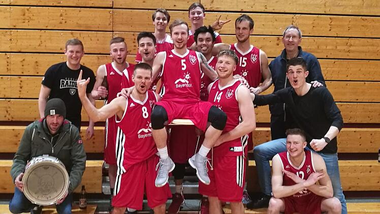 Der Abstieg ist noch nicht vom Tisch, dennoch feierten die Eggolsheimer den Sieg in letzter Sekunde in Breitengüßbach fast schon wie den Klassenerhalt: Bastian Spinner (li., schwarzes T-Shirt), Max Hofmann (mit Trommel), Felix Hümmer (Nr. 8), Niklas Möhrlein (Nr. 5), Timo Amon (Nr. 14), Elias Schuler (unten re.) sowie (hinten v. li.) Alexander Flügel, Jan Nagengast, David Schwarzmann, Nico Winkler, Rodelio Arcilla, Alexander Roppelt und Trainer Alfred Stephan, darunter der verletzte Julian Ro...