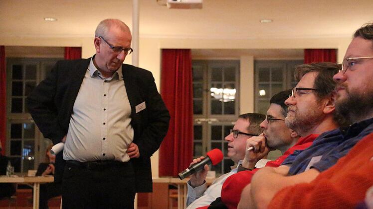 Bei einem "Lokalforum" im Redoutensaal in Erlangen diskutierten Bürger mit Vertretern des Zweckverbands Stadt-Umland-Bahn (StUB) über Varianten der Regnitzquerung. Foto: Christian Bauriedel