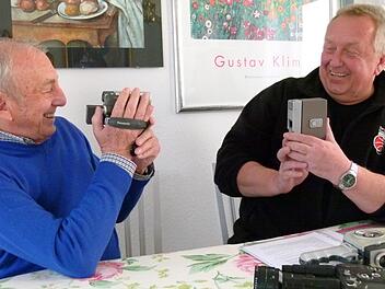 Ferdinand Jositsch (links) und Reinhold Pflaum filmen sich zum Spaß gegenseitig.  Fotos: Marion Krüger-Hundrup