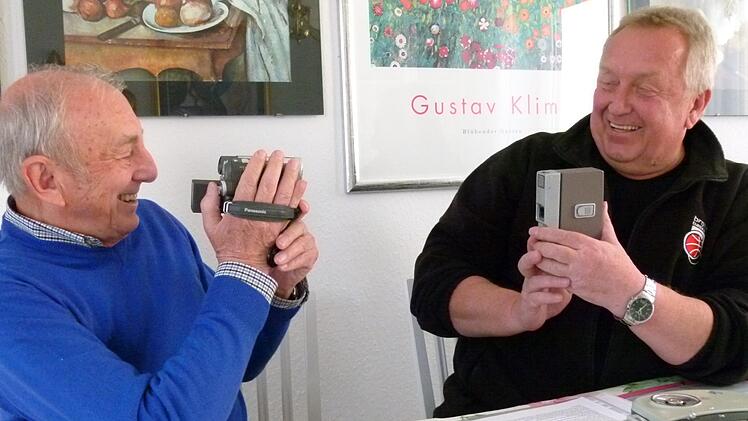 Ferdinand Jositsch (links) und Reinhold Pflaum filmen sich zum Spaß gegenseitig.  Fotos: Marion Krüger-Hundrup