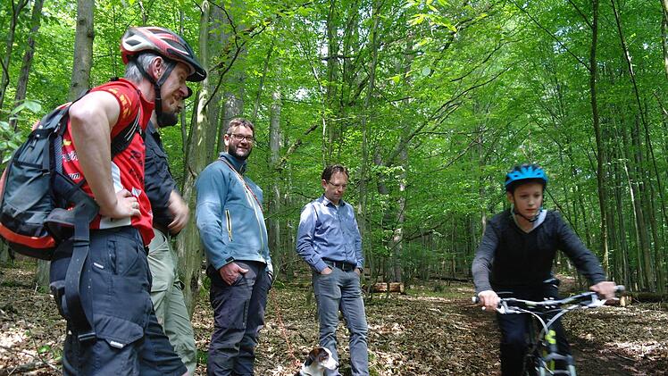 MTB-Trainer Andreas Schubert, Jakob Schlund und Philipp Bausch von den Bayerischen Staatsforsten sowie Realschulleiter Michael Kreil (von links) freuen sich mit den Schülern über den neuen MTB-Trail. Stephanie Elm