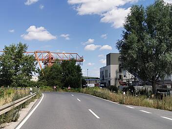 So sieht es am geplanten Standort momentan aus. Dort, wo sich der Containerkran befindet, ist die Halle für die Klärschlammtrocknung vorgesehen. Rechts im Bild: Das Heizkraftwerk und vorne die Einfahrt zur Kläranlage des Marktes Zapfendorf.Johannes Michel