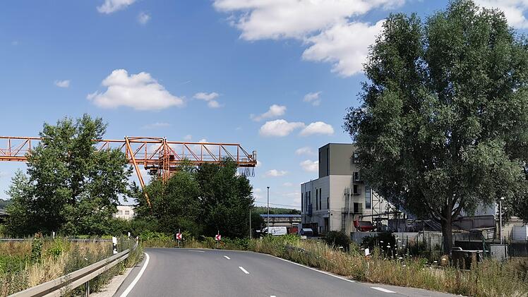 So sieht es am geplanten Standort momentan aus. Dort, wo sich der Containerkran befindet, ist die Halle für die Klärschlammtrocknung vorgesehen. Rechts im Bild: Das Heizkraftwerk und vorne die Einfahrt zur Kläranlage des Marktes Zapfendorf.Johannes Michel