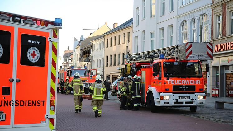 Am Montag gab es einen Gro&szlig;einsatz in Hof: Ein toter Mann war auf einem Dach gefunden worden. Foto: NEWS5 / Fricke