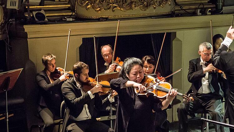 Als Solistin beeindruckte die Bratschistin Zhuo Lu beim Sinfonie des Landestheaters unter der Leitung von Roland Kluttig.Foto: Jochen Berger