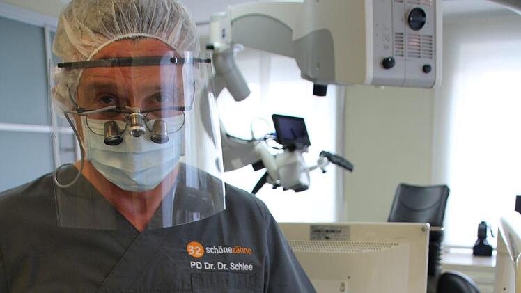 Für den Fall, dass die Forchheimer Zahnmediziner einen Corona-Patienten behandeln müssten, haben sich Dr. Schlee und seine Kollegen sogar Maleranzüge und Schwimmbrillen besorgt. Foto: Ronald Heck