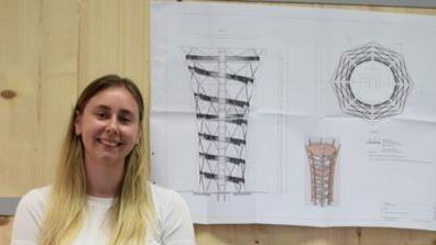 Der von Stefanie Löhr entworfene Aussichtsturm wird - wie ein Baum - von unten nach oben hin breiter.  Foto: Mario Pfeuffer