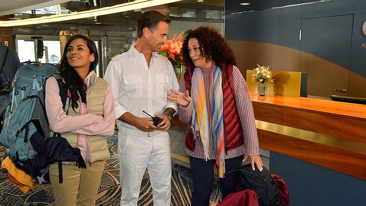 Kapit&auml;n Parger (Florian Silbereisen) verabschiedet Jessica Delgado (Collien Fernandes, links) und Hanna Liebhold (Barbara Wussow) auf ihre Wanderung. Ob sie dort auf Trolle treffen werden?