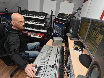 my own secrets nennt sich Volker Schömig als Musiker, der im heimischen Studio auch den Titelsong des Brose-Baskets-Films Welcome to Freak City komponierte. Foto: Ronald Rinklef