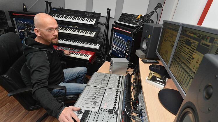 my own secrets nennt sich Volker Schömig als Musiker, der im heimischen Studio auch den Titelsong des Brose-Baskets-Films Welcome to Freak City komponierte. Foto: Ronald Rinklef