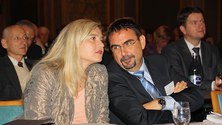 Das Bild zeigt die Bayerische Gesundheitsministerin Melanie Huml während des Deutschen Heilbädertages im Gespräch mit Kurt Holetschek, dem Präsidenten des Bayerischen Bäderverbandes. Fotos: Ralf Ruppert