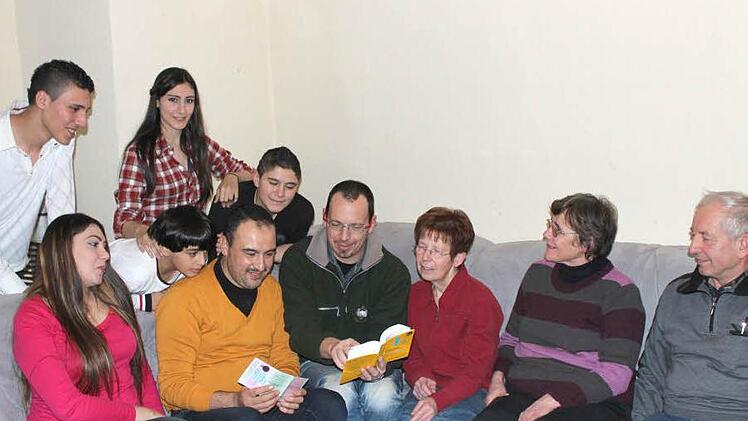Die Syrer und ihre Betreuer aus Weingartsgreuth und Horbach fühlen sich schon wie eine große Familie. Foto: Andreas Dorsch
