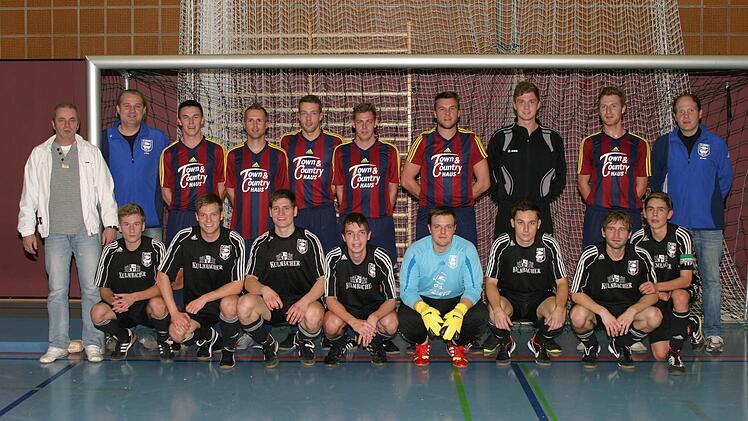Die beiden Endspielmannschaften des Wintercups, Turniersieger FC Augsfeld (blau/rot) und der TV Ebern (schwarz). Der Landesligist setzte sich mit 4:1 durch.