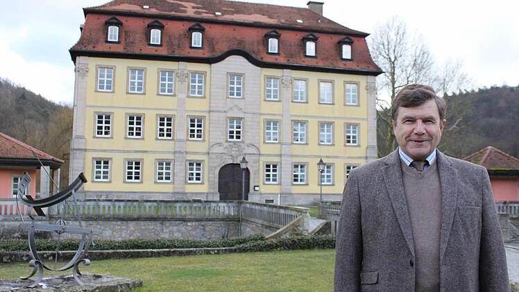 Bürgermeister Walter Ziegler, hier vor dem Schloss in Gleisenau, wo auch die Verwaltung ihren Sitz hat, möchte seine zwölfjährige erfolgreiche Arbeit um sechs weitere Jahre verlängern. Foto: Roland Mayer