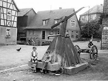 Dieser Laufbrunnen in Ermershausen stand vor der Dorfschmiede.  Repro: Gerhard Schmidt