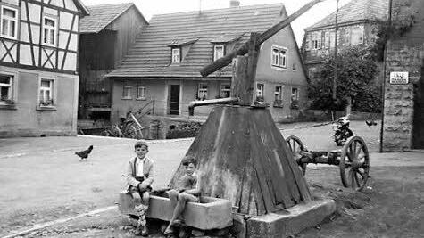 Dieser Laufbrunnen in Ermershausen stand vor der Dorfschmiede.  Repro: Gerhard Schmidt