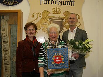 Renate Dotterweich (Mitte) übergibt viele Unterlagen, eine Standarte und Fahnenbänder von 1905 an Archivleiterin Lydia Händel und Oliver Dück, Vorstandschef der Weber und Ott AG. Foto: Sylvia Hubele
