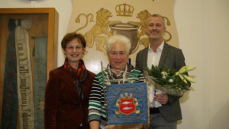 Renate Dotterweich (Mitte) übergibt viele Unterlagen, eine Standarte und Fahnenbänder von 1905 an Archivleiterin Lydia Händel und Oliver Dück, Vorstandschef der Weber und Ott AG. Foto: Sylvia Hubele