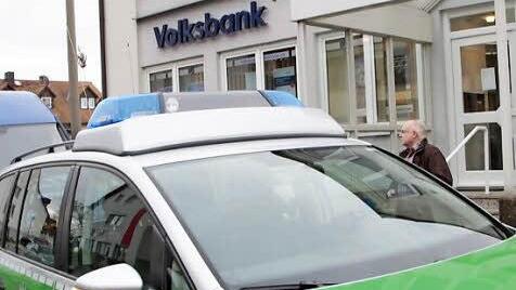 Einsatzkräfte der Polizei ermitteln vor Ort.