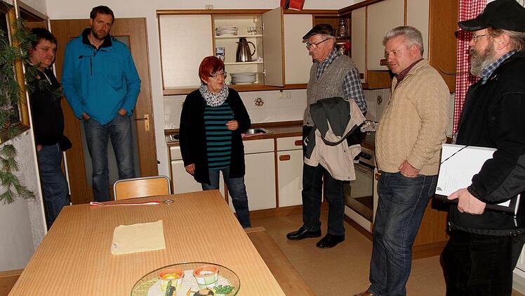 Der Bauausschuss mit Kindergartenvereinsvorsitzender Maria Löhlein und Bürgermeister Alfons Hartlieb (Zweiter von rechts).