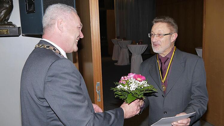 Gold: Harald Hammerschmidt, der "Erfinder" des Wildenheider Faschingsumzugs, erhält von OB Rebhan die Stadtmedaille.