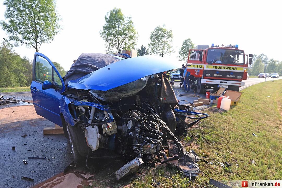 Großeibstadt: Tödlicher Unfall - Autos kollidieren frontal