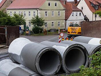 Mittlerweile ist der Kanalbau in der Ortsmitte von Stettfeld angekommen. Zur Vorfinanzierung eines Teils der Kosten nimmt die Gemeinde nun ein Darlehen in Höhe von einer Million Euro auf.  Foto: Christian Ziegler