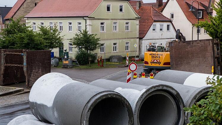 Mittlerweile ist der Kanalbau in der Ortsmitte von Stettfeld angekommen. Zur Vorfinanzierung eines Teils der Kosten nimmt die Gemeinde nun ein Darlehen in Höhe von einer Million Euro auf.  Foto: Christian Ziegler