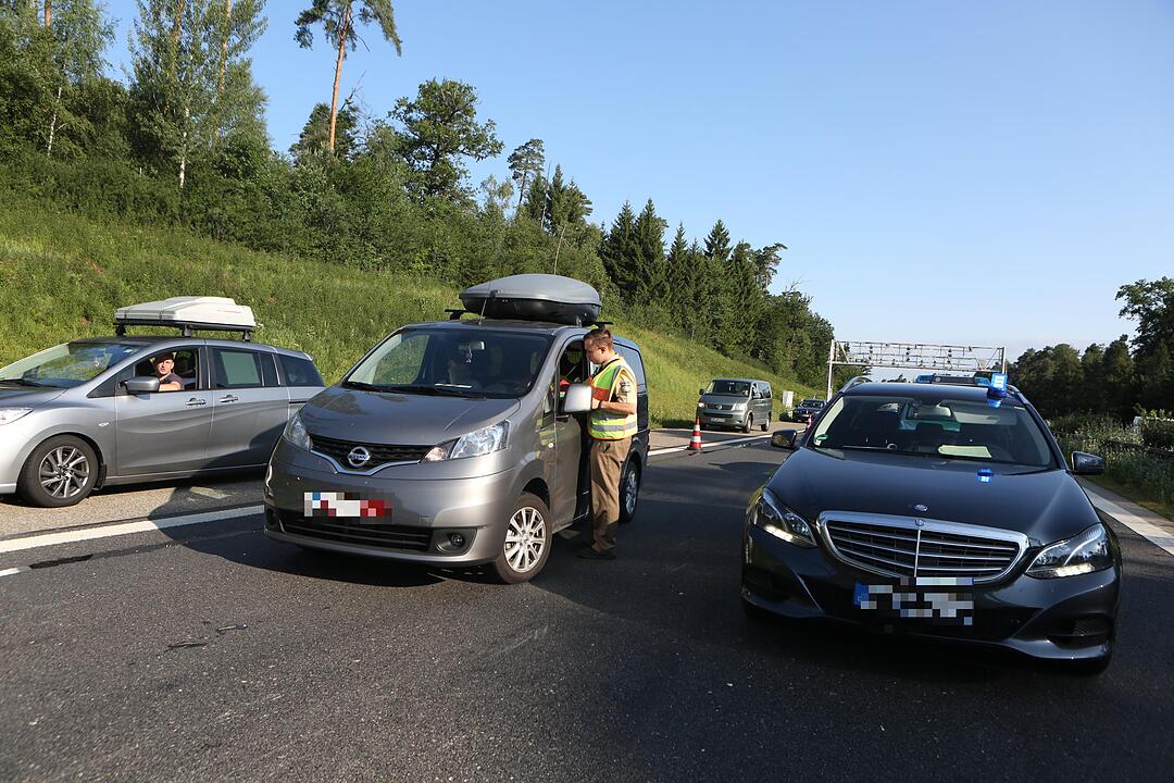 Polizei sieht rot: Bereits mehr als 20 Gaffer herausgezogen - Wohnmobilfahrer kollidiert beim Überholen mit Lastwagen