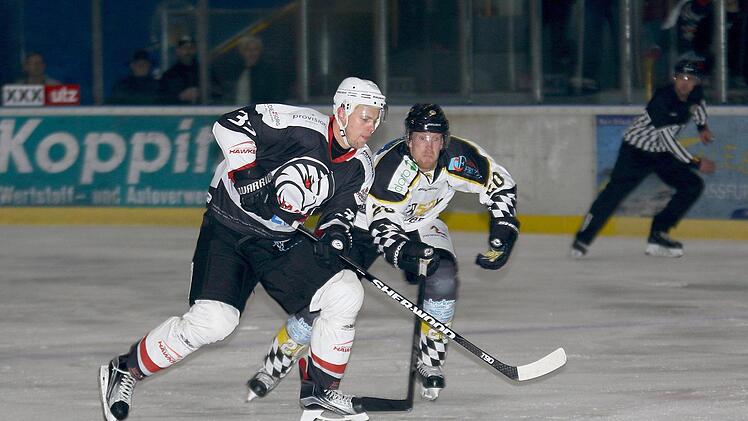 Selbst der eiskalt von ihm verwandelte Penalty zum zwischenzeitlichen 6:6 langte  nicht: Mit seinen "Hawks" kassierte der Haßfurter David Franek (vorne)  beim EHC Königsbrunn erneut eine bittere, weil unnötige 6:8-Niederlage.