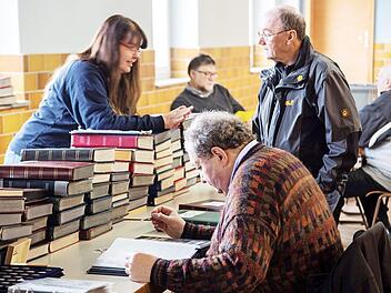Auf den Tischen stapelten sich die Alben. Durch den Nachlass vieler Sammler wird der Markt regelrecht überschwemmt.  Foto: Klaus Gagel