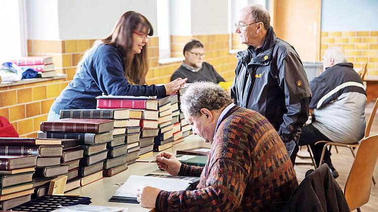 Auf den Tischen stapelten sich die Alben. Durch den Nachlass vieler Sammler wird der Markt regelrecht überschwemmt.  Foto: Klaus Gagel