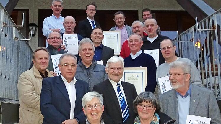 Nach den Ehrungen (jeweils von links nach rechts): 1.Reihe: Christine Wagner, Marianne Stenglein; 2. Reihe: Georg B&ouml;gelein, Vorsitzender Konny Gro&szlig;kopf und G&uuml;nter Nitschel; 3. Reihe: Heinz Lasch, Lorenz Krebs, Josef Simon und Peter Redel; 4.Reihe: Roland Lang, Oswald Wagner, Siegfried Seiler, Manfred Stenglein und Herbert Wagner, 5. Reihe: G&uuml;nter S&ouml;rgel, Felix Derrfu&szlig;, Josef H&auml;ndel und Manfred Emrich Foto: privat