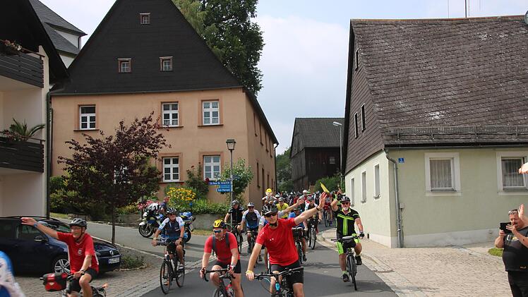 Am Montagnachmittag rollten die Teilnehmer der BR-Radltour durch Wonsees.Alexander Hartmann