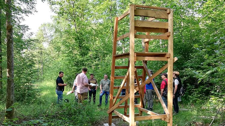 Insgesamt 30 Ansitzböcke (Foto) und 15 geschlossene Jagdkanzeln stellt die Gemeinde in ihren Eigenjagdrevieren auf. Foto: Sigismund von Dobschütz
