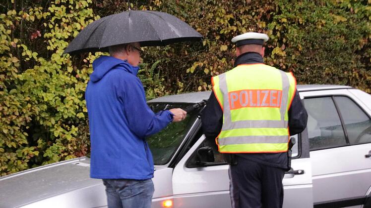 Immer wieder appelliert Polizist Florian Heuring an die Fahrer der Elterntaxis. Foto: Benedikt Borst