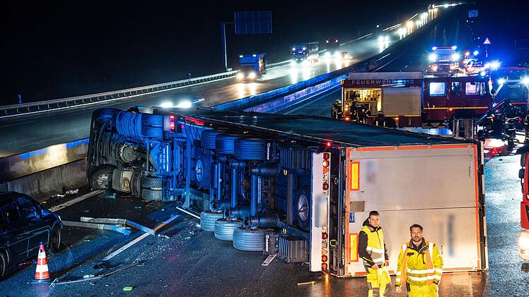 "Sowas haben wir nicht alle Tage": Spektakulärer Unfall auf der A9 - Sattelzug kracht in Warnleitanhänger der Feuerwehr und kippt um