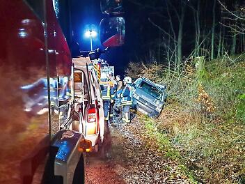 In den fr&uuml;hen Neujahrsstunden wurden die Feuerwehren aus Bad Br&uuml;ckenau und dem Markt Zeitlofs zu einem Verkehrsunfall im Waldgebiet zwischen Zeitlofs und Ro&szlig;bach gerufen.