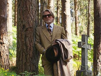 Aller guten Dinge sind drei - zumindest im Fall von Benoit Blanc. Am 12. Dezember schlüpft Daniel Craig erneut in die Rolle des cleveren Ermittlers.