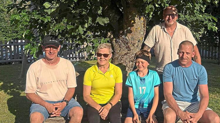 Auf dem Foto (von links): Randolf Sell (2.Vorsitzender), Brigitte Wie&szlig;ner, Phil Glaser, David Preu&szlig; und Heino L&ouml;ber (stehend). Robin Schneider