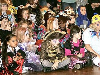 Nach den Senioren waren am Sonntag die Kinder dran: Gespannt warten kleine und große Narren im Kongresshaus auf den nächsten Auftritt.